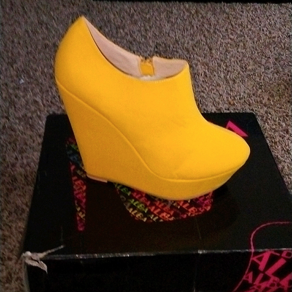 NEW CANARY YELLOW ANKLE WEDGED BOOTIE